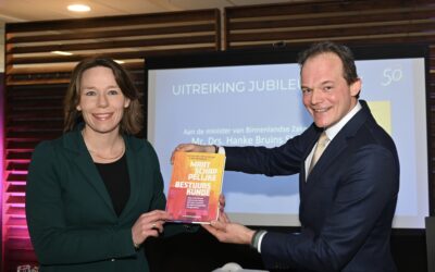 Minister Bruins Slot ontvangt eerste exemplaar VB jubileumboek ‘Maatschappelijke Bestuurskunde
