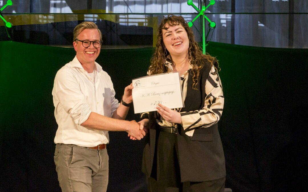 Tara Tankink ontvangt de Brasz-scriptieprijs 2023